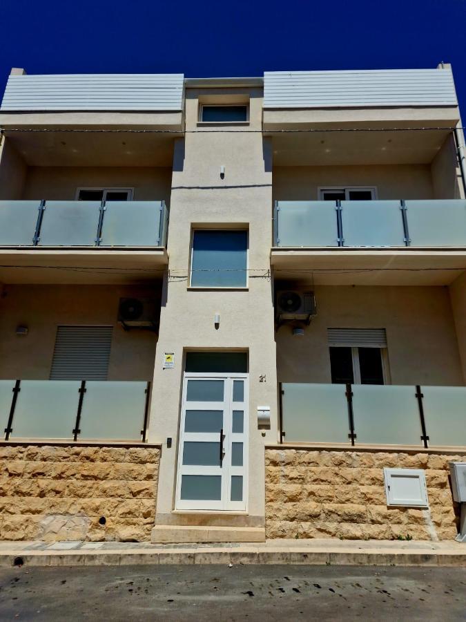 Beach Apartments Marina Di Ragusa Buitenkant foto